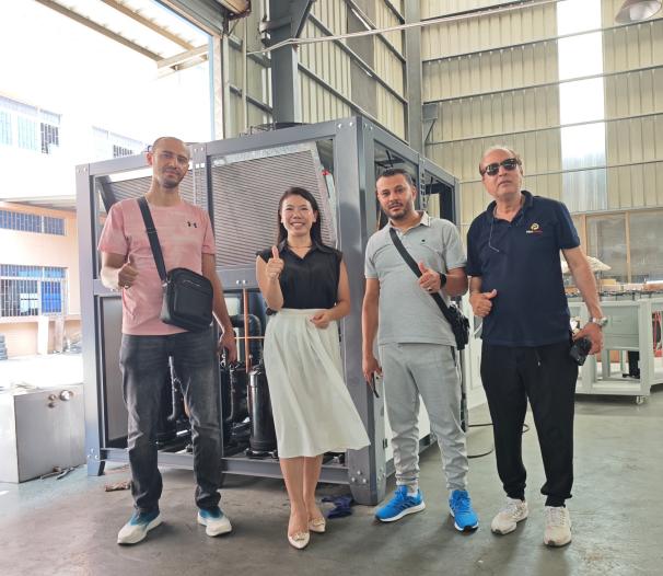 Aceitação personalizada do cliente saudita concluída com sucesso! Chiller industrial refrigerado a ar 40HP constrói reputação de qualidade, equipamentos de resfriamento vendem bem em todo o mundo Aceitação personalizada do cliente saudita concluída com sucesso! Chiller industrial refrigerado a ar 40HP constrói reputação de qualidade, equipamentos de resfriamento vendem bem em todo o mundo